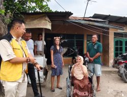 Anggota DPRD Medan Ini Berikan Kursi Roda Kepada Nenek yang Lumpuh 4 Tahun