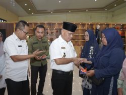 Bupati Asahan Serahkan Buku Tabungan Dana Pinjaman Bergulir