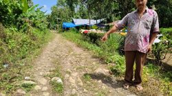 Bapak Wita Gulo Warga Jalan Tuhemberua Boyo, Desa Hilisebua, Kabupaten Nias, sedang menunjuk jalan yang sangat rusak.