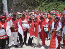 Pemkab Asahan Laksanakan Pengibaran Bendera Merah Putih Di Wisata Alam Air Terjun Ponot