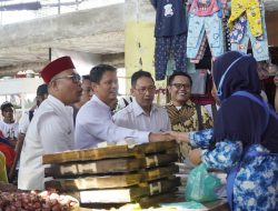 Prof. Ridha dan Wong Chun Sen Tinjau Pasar Pendidikan, Pedagang Harapkan Perubahan