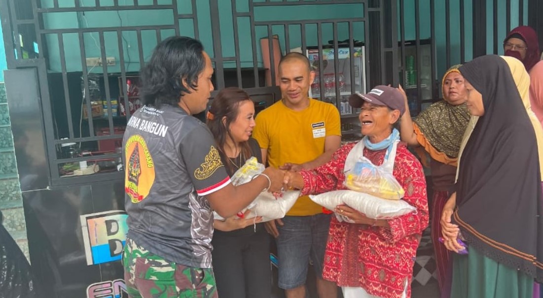 Peduli Sesama, Cafe Bluesky Berbagi 100 Paket Sembako untuk Warga Kurang Mampu