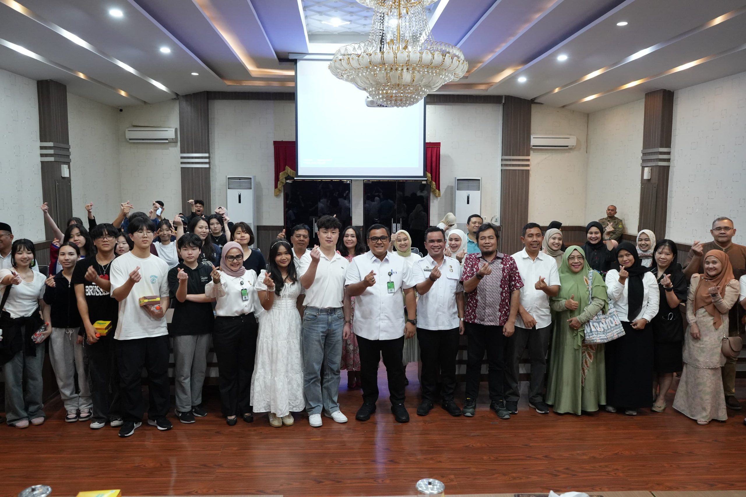 Dua Belas Pelajar Gwangju Jalani Pertukaran Budaya di Medan, Pemko Medan Serahkan ke Orangtua Asuh