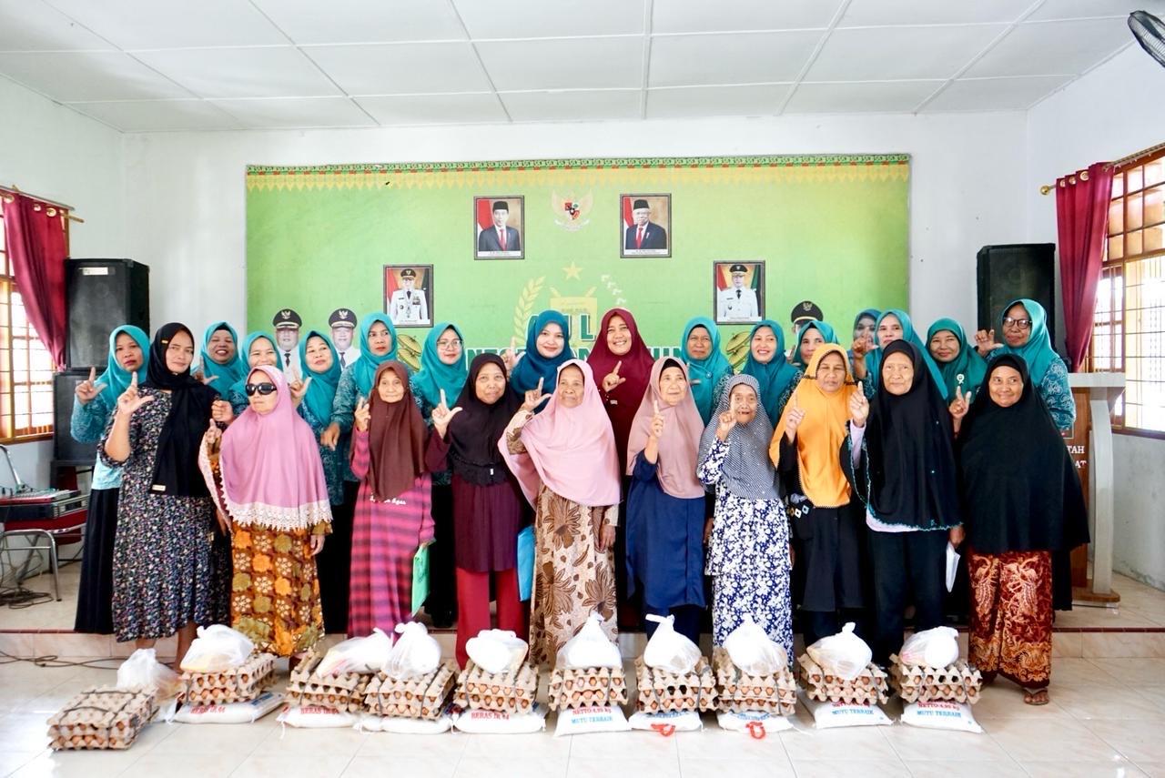 Ketua TP-PKK Langkat Salurkan Bantuan Sembako di Tiga Kecamatan, Warga Sambut Haru