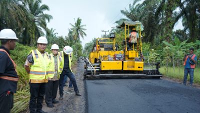 Judul: Wakil Bupati Asahan Tinjau Peningkatan Infrastruktur Jalan di Kecamatan Setia Janji