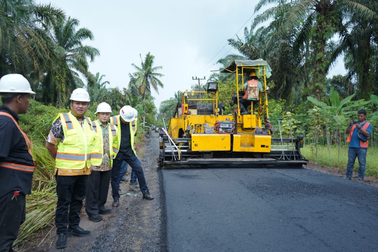 Judul: Wakil Bupati Asahan Tinjau Peningkatan Infrastruktur Jalan di Kecamatan Setia Janji