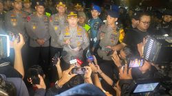 Gabungan personel dari Polda Metro Jaya, TNI, dan Satpol PP menggelar Operasi Berantas Jaya di wilayah Kembangan, Jakarta Barat, dalam upaya menumpas aksi premanisme yang meresahkan masyarakat. Sebanyak 734 personel dilibatkan dalam operasi ini, yang berhasil mengamankan 22 orang pelaku premanisme. Kabid Humas Polda Metro Jaya Kombes Pol. Ade Ary Syam Indardi menyampaikan, para pelaku teridentifikasi terafiliasi dengan beberapa organisasi kemasyarakatan seperti GRIB, FBR, dan kelompok Karang Taruna. Mereka diketahui melakukan aksi pemalakan terhadap pedagang kaki lima serta pungutan liar (pungli) di area parkir. “Dimulai dari kegiatan surveilans dan penyelidikan, kami berhasil mengamankan 22 pelaku premanisme. Mereka melakukan pungutan liar yang sangat meresahkan masyarakat,” ujar Kombes Ade Ary saat konferensi pers, Selasa (13/5) malam. Dalam penangkapan tersebut, polisi turut menyita barang bukti berupa karcis dan buku catatan yang mencatat hasil pungutan ilegal. Keterangan dari para pedagang kaki lima mengungkap bahwa mereka diminta membayar uang secara rutin dengan nominal bervariasi, mulai dari Rp10.000 hingga Rp1.000.000 per bulan. “Masyarakat, khususnya pedagang kaki lima, sudah sangat resah dengan adanya pungutan-pungutan ini. Ini bentuk respons cepat kami atas keresahan tersebut,” tambahnya. Operasi ini merupakan bagian dari komitmen Polda Metro Jaya untuk menciptakan rasa aman dan tertib di tengah masyarakat, serta memastikan bahwa tidak ada pihak yang menyalahgunakan atribut organisasi untuk kepentingan pribadi dengan cara melanggar hukum.