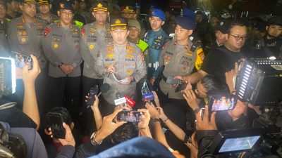 Gabungan personel dari Polda Metro Jaya, TNI, dan Satpol PP menggelar Operasi Berantas Jaya di wilayah Kembangan, Jakarta Barat, dalam upaya menumpas aksi premanisme yang meresahkan masyarakat. Sebanyak 734 personel dilibatkan dalam operasi ini, yang berhasil mengamankan 22 orang pelaku premanisme. Kabid Humas Polda Metro Jaya Kombes Pol. Ade Ary Syam Indardi menyampaikan, para pelaku teridentifikasi terafiliasi dengan beberapa organisasi kemasyarakatan seperti GRIB, FBR, dan kelompok Karang Taruna. Mereka diketahui melakukan aksi pemalakan terhadap pedagang kaki lima serta pungutan liar (pungli) di area parkir. “Dimulai dari kegiatan surveilans dan penyelidikan, kami berhasil mengamankan 22 pelaku premanisme. Mereka melakukan pungutan liar yang sangat meresahkan masyarakat,” ujar Kombes Ade Ary saat konferensi pers, Selasa (13/5) malam. Dalam penangkapan tersebut, polisi turut menyita barang bukti berupa karcis dan buku catatan yang mencatat hasil pungutan ilegal. Keterangan dari para pedagang kaki lima mengungkap bahwa mereka diminta membayar uang secara rutin dengan nominal bervariasi, mulai dari Rp10.000 hingga Rp1.000.000 per bulan. “Masyarakat, khususnya pedagang kaki lima, sudah sangat resah dengan adanya pungutan-pungutan ini. Ini bentuk respons cepat kami atas keresahan tersebut,” tambahnya. Operasi ini merupakan bagian dari komitmen Polda Metro Jaya untuk menciptakan rasa aman dan tertib di tengah masyarakat, serta memastikan bahwa tidak ada pihak yang menyalahgunakan atribut organisasi untuk kepentingan pribadi dengan cara melanggar hukum.