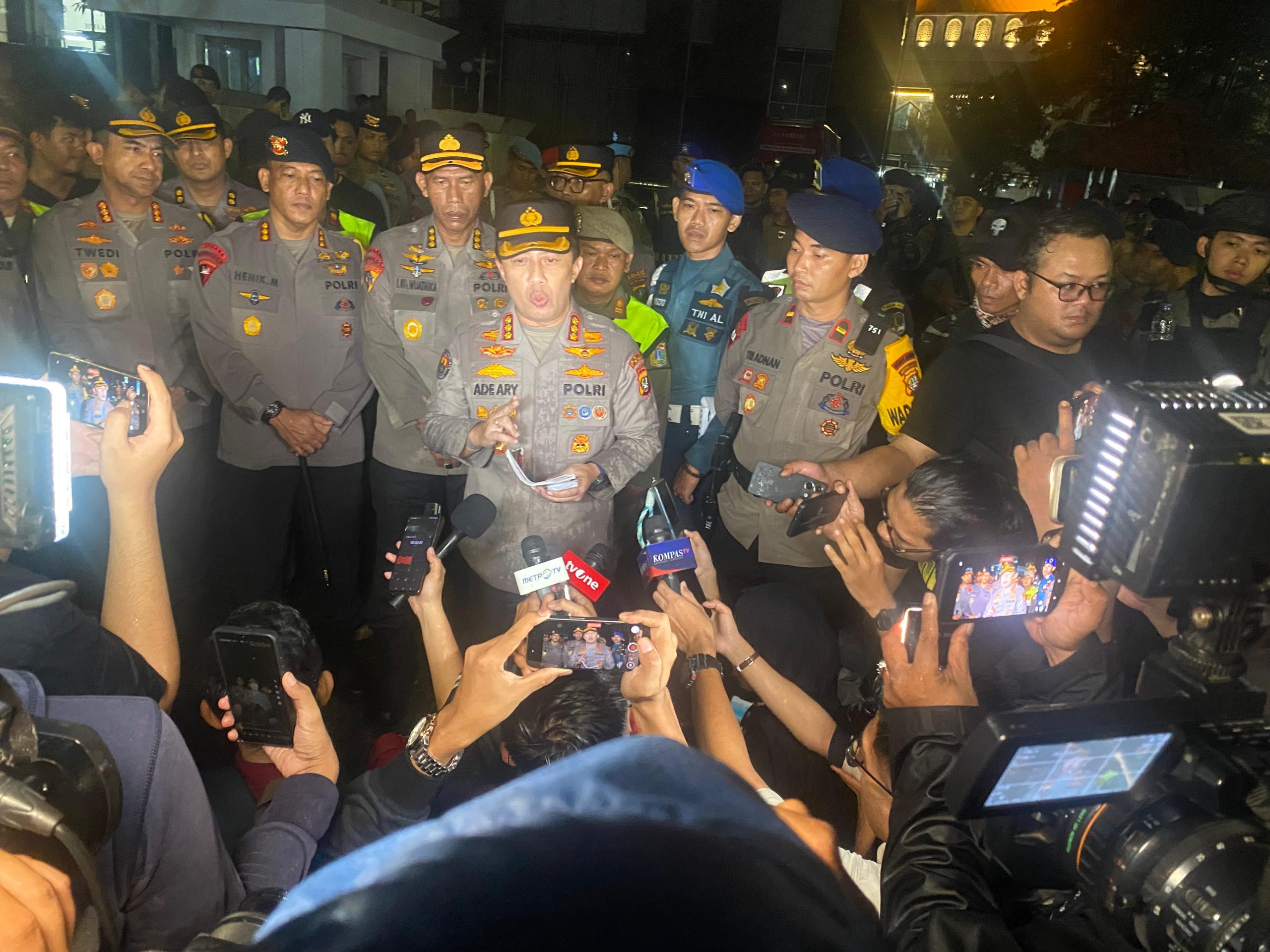 Gabungan personel dari Polda Metro Jaya, TNI, dan Satpol PP menggelar Operasi Berantas Jaya di wilayah Kembangan, Jakarta Barat, dalam upaya menumpas aksi premanisme yang meresahkan masyarakat. Sebanyak 734 personel dilibatkan dalam operasi ini, yang berhasil mengamankan 22 orang pelaku premanisme. Kabid Humas Polda Metro Jaya Kombes Pol. Ade Ary Syam Indardi menyampaikan, para pelaku teridentifikasi terafiliasi dengan beberapa organisasi kemasyarakatan seperti GRIB, FBR, dan kelompok Karang Taruna. Mereka diketahui melakukan aksi pemalakan terhadap pedagang kaki lima serta pungutan liar (pungli) di area parkir. “Dimulai dari kegiatan surveilans dan penyelidikan, kami berhasil mengamankan 22 pelaku premanisme. Mereka melakukan pungutan liar yang sangat meresahkan masyarakat,” ujar Kombes Ade Ary saat konferensi pers, Selasa (13/5) malam. Dalam penangkapan tersebut, polisi turut menyita barang bukti berupa karcis dan buku catatan yang mencatat hasil pungutan ilegal. Keterangan dari para pedagang kaki lima mengungkap bahwa mereka diminta membayar uang secara rutin dengan nominal bervariasi, mulai dari Rp10.000 hingga Rp1.000.000 per bulan. “Masyarakat, khususnya pedagang kaki lima, sudah sangat resah dengan adanya pungutan-pungutan ini. Ini bentuk respons cepat kami atas keresahan tersebut,” tambahnya. Operasi ini merupakan bagian dari komitmen Polda Metro Jaya untuk menciptakan rasa aman dan tertib di tengah masyarakat, serta memastikan bahwa tidak ada pihak yang menyalahgunakan atribut organisasi untuk kepentingan pribadi dengan cara melanggar hukum.