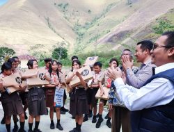 Dukung Pendidikan Digital di Samosir, Inalum Salurkan 16 Laptop ke SMP Negeri 2 Harian