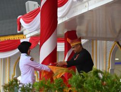 Bobby Nasution Kenakan Baju Adat Pakpak, Pimpin Upacara HUT ke-80 Kemerdekaan RI di Sumut