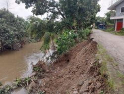 Arus Deras Sungai Denai Gerus Tanggul, Jalan Inspeksi di Medan Denai Nyaris Putus dan Rumah Warga Terancam Ambruk