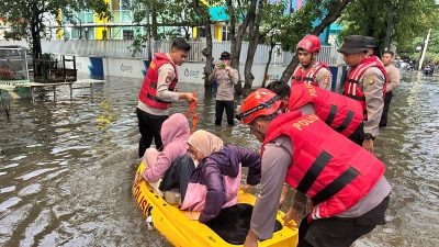 Polisi Penolong Hadir Saat Banjir, Tim SAR Korsabhara Baharkam Evakuasi Warga Cilincing