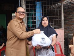 Wakil Wali Kota Tanjungbalai Serahkan Bantuan kepada Korban Kebakaran di Teluk Nibung