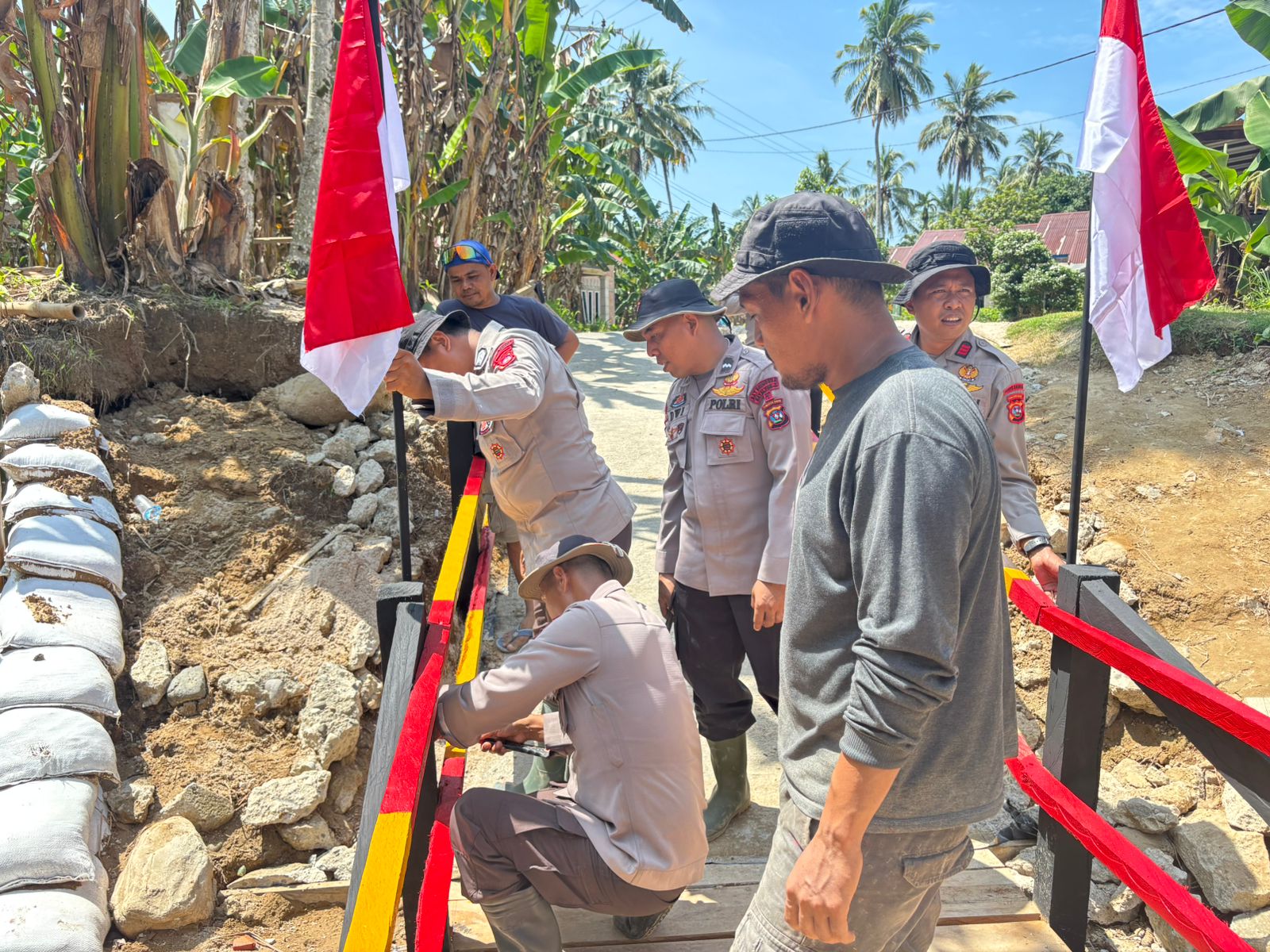 Brimob Polda Sumbar merampungkan jembatan darurat Kataping–Sungai Buluah, Batang Anai, Padang Pariaman. Progres 100 persen, akses 3.000 warga pulih.