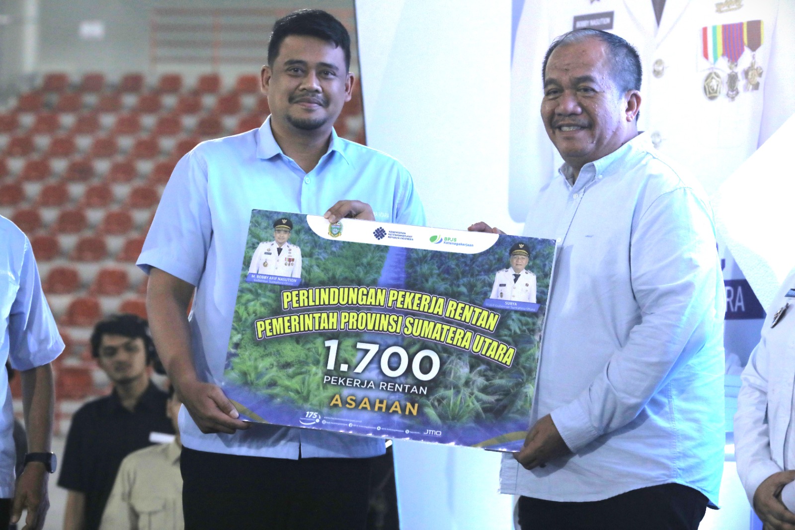 Bupati Asahan Terima 1.700 Kartu BPJS Ketenagakerjaan pada Peringatan May Day Sumut 2026