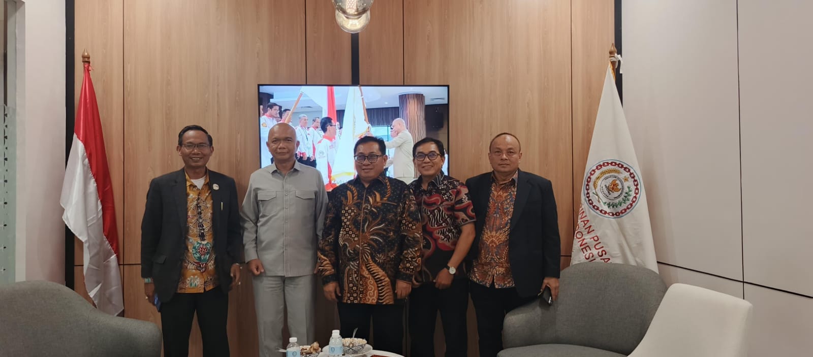 SMSI dan ABPEDNAS Perkuat Sinergi Nasional untuk Transparansi Pemerintahan Desa Jakarta - Pengurus Pusat Serikat Media Siber Indonesia (SMSI) melakukan audiensi dengan Asosiasi Badan Permusyawaratan Desa Nasional (ABPEDNAS) di Kantor Pusat ABPEDNAS, Jalan Gudang Peluru Raya No. 29, Jakarta Selatan, Selasa (20/5/2026). Pertemuan tersebut membahas penguatan sinergi nasional dalam mendukung tata kelola pemerintahan desa yang transparan, akuntabel, dan berpihak kepada masyarakat. Audiensi berlangsung hangat dan penuh keakraban. Delegasi SMSI dipimpin langsung Ketua Umum Firdaus didampingi Sekretaris Jenderal Makali Kumar, Bendahara Iwan Jalaluddin, serta Wakil Ketua Dewan Penasihat Prof. Dr. Taufiqurochman. Sementara dari pihak ABPEDNAS hadir Ketua Dewan Pengawas Prof. Dr. Reda Manthovani, Ketua Umum Ir. H. Indra Utama, serta Sekretaris Jenderal Adhitya Yusma Perdana. Dalam pertemuan tersebut, Firdaus memaparkan perkembangan SMSI yang berdiri sejak 7 Maret 2017 dan kini menjadi salah satu konstituen Dewan Pers. Ia menyebut SMSI saat ini memiliki lebih dari 3.000 perusahaan media siber yang tersebar di berbagai provinsi dan kabupaten/kota di Indonesia. Menurutnya, kekuatan jaringan media tersebut dapat menjadi modal strategis dalam mendukung penyebarluasan informasi pembangunan desa serta penguatan komunikasi publik di daerah. “Kami ingin membangun sinergi dengan ABPEDNAS untuk mendukung penguatan aspirasi masyarakat desa dan tata kelola pemerintahan desa yang lebih baik. Media memiliki peran penting dalam edukasi publik, penyebaran informasi, serta fungsi kontrol sosial,” ujar Firdaus. Ia menambahkan, SMSI siap mendukung publikasi program-program pembangunan desa melalui jaringan media anggota di seluruh Indonesia sesuai amanat Undang-Undang Pers. Sementara itu, Ketua Dewan Pengawas ABPEDNAS, Prof. Reda Manthovani, menyambut positif kunjungan SMSI dan menegaskan pentingnya penguatan kelembagaan desa sebagai fondasi pembangunan nasional. Menurutnya, Badan Permusyawaratan Desa (BPD) memiliki fungsi strategis sebagai penyalur aspirasi masyarakat sekaligus pengawas jalannya pemerintahan desa agar tetap transparan dan akuntabel. “Penguatan desa adalah investasi jangka panjang bagi bangsa. BPD harus menjadi garda terdepan dalam memastikan pemerintahan desa berjalan transparan, profesional, dan berpihak kepada rakyat,” kata Reda. Ia juga menegaskan komitmen Kejaksaan untuk mendukung penguatan kapasitas dan integritas kelembagaan desa melalui kolaborasi dengan berbagai pihak, termasuk organisasi pers. “Desa yang kuat membutuhkan kelembagaan yang kuat. Karena itu, sinergi dengan SMSI dan seluruh elemen bangsa sangat penting untuk mendukung pengawasan dan kemitraan yang profesional,” ujarnya. Pada kesempatan yang sama, Sekretaris Jenderal ABPEDNAS Adhitya Yusma Perdana mengatakan pihaknya siap menjalin kerja sama lebih luas dengan SMSI, terutama dalam membangun opini publik yang positif terkait pembangunan desa. Menurutnya, kolaborasi tersebut sejalan dengan hasil Rapat Pimpinan Nasional ABPEDNAS dalam memperkuat kelembagaan BPD dan membangun sinergi nasional bersama pemerintah maupun organisasi pers. “Kerja sama ini menjadi bagian dari semangat gotong royong dalam menjaga desa dan membangun Indonesia dari tingkat paling bawah,” kata Adhitya. Ia juga mengungkapkan bahwa ABPEDNAS sebelumnya telah melaksanakan berbagai program penguatan pengawasan desa, termasuk lomba film pendek bertema “Jaksa Garda Desa” sebagai bentuk edukasi publik terkait tata kelola pemerintahan desa yang baik. Audiensi ditutup dengan sesi foto bersama serta komitmen kedua organisasi untuk menindaklanjuti kerja sama secara konkret melalui pelibatan pengurus daerah masing-masing di seluruh Indonesia. (Rendi)