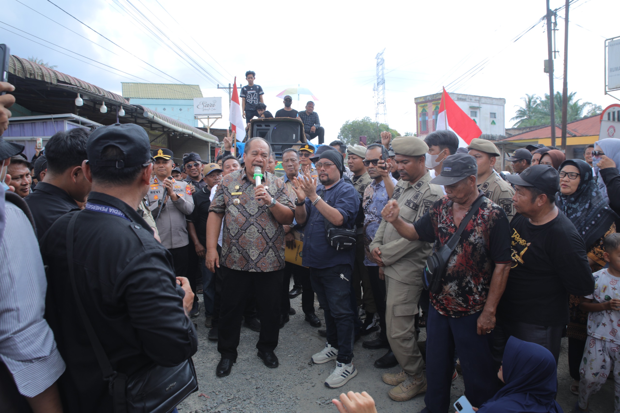 Warga Demo Jalan Rusak di Buntu Pane, Bupati Asahan Temui Massa Aksi