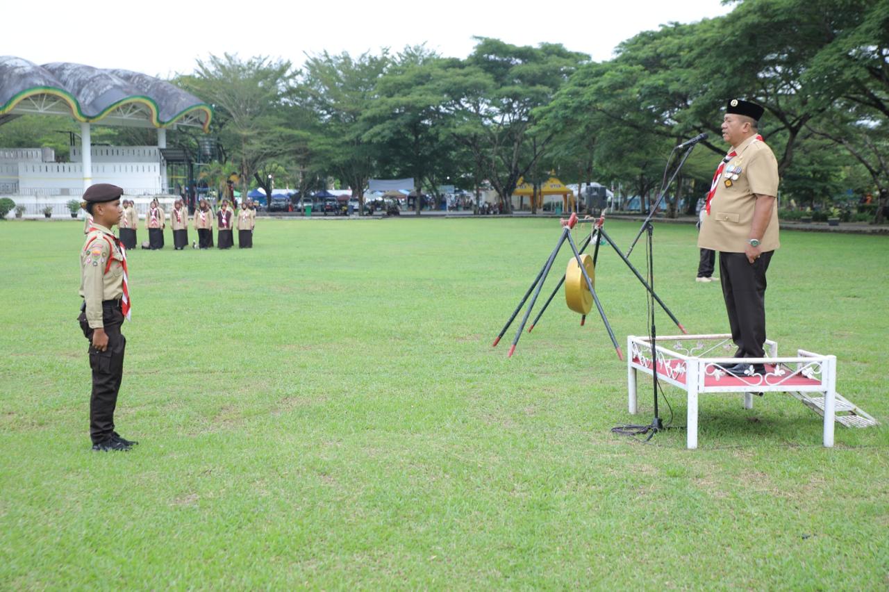Bupati Asahan Buka Jambore Gerakan Pramuka Cabang Asahan Tahun 2026 Asahan - Bupati Asahan Taufik Zainal Abidin, S.Sos., M.Si secara resmi membuka Jambore Gerakan Pramuka Cabang Asahan Tahun 2026 di Alun-Alun Rambate Rata Raya Kisaran, Rabu (13/5/2026) sekitar pukul 10.00 WIB. Kegiatan tersebut berlangsung meriah dan diikuti peserta Pramuka dari berbagai kwartir ranting se-Kabupaten Asahan. Turut hadir dalam kegiatan itu Dandim 0208/Asahan, Ketua DPRD Kabupaten Asahan, perwakilan Kapolres Asahan, perwakilan Kajari Asahan, mewakili Ketua Kwarda Sumut Wahyudi, jajaran Organisasi Perangkat Daerah (OPD), Ketua Baznas Kabupaten Asahan, para camat, serta pengurus kwartir ranting. Ketua Kwartir Cabang Gerakan Pramuka Asahan, Agus Ramanda, dalam sambutannya menyampaikan apresiasi dan terima kasih kepada seluruh pihak yang telah mendukung terselenggaranya kegiatan tersebut. “Kami mengucapkan terima kasih kepada seluruh instansi terkait yang telah membantu menyukseskan kegiatan Jambore Pramuka Cabang Asahan Tahun 2026 ini,” ujarnya. Sementara itu, Bupati Asahan Taufik Zainal Abidin selaku Ketua Majelis Pembimbing Cabang (Mabicab) Gerakan Pramuka Kabupaten Asahan mengatakan, jambore merupakan wadah pembinaan karakter bagi generasi muda melalui berbagai kegiatan positif di alam terbuka. “Jambore Pramuka merupakan pertemuan besar anggota Pramuka Penggalang sebagai wadah pembinaan karakter, mempererat persaudaraan, meningkatkan disiplin, kepemimpinan, serta menumbuhkan jiwa mandiri,” katanya. Taufik juga menyampaikan apresiasi kepada Kwartir Cabang Gerakan Pramuka Asahan beserta seluruh panitia dan pihak terkait yang telah bekerja keras sehingga kegiatan tersebut dapat terlaksana dengan baik. Menurutnya, Jambore Cabang Asahan Tahun 2026 merupakan kelanjutan dari kegiatan jambore ranting yang sebelumnya telah dilaksanakan di masing-masing kecamatan. “Melalui kegiatan ini saya berharap adik-adik dapat meningkatkan mental, fisik, intelektual, spiritual, dan sosial sehingga menjadi generasi muda yang disiplin, kreatif, bertanggung jawab, serta mampu menghadapi tantangan zaman,” ucapnya. Rangkaian kegiatan pembukaan jambore diawali dengan laporan panitia dan laporan Ketua Pramuka Asahan, dilanjutkan upacara pembukaan, menyanyikan lagu Indonesia Raya, hingga mengheningkan cipta. Kegiatan kemudian dilanjutkan dengan sambutan Bupati Asahan sekaligus pembukaan resmi jambore yang ditandai pemukulan gong oleh Bupati Asahan. Selanjutnya, Bupati Asahan juga melakukan penyematan tanda peserta secara simbolis sekaligus penaikan bendera kegiatan sebagai tanda dimulainya Jambore Gerakan Pramuka Cabang Asahan Tahun 2026.