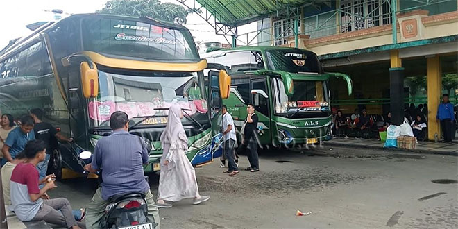 Jalan Rusak dan Nyawa yang Dipertaruhkan