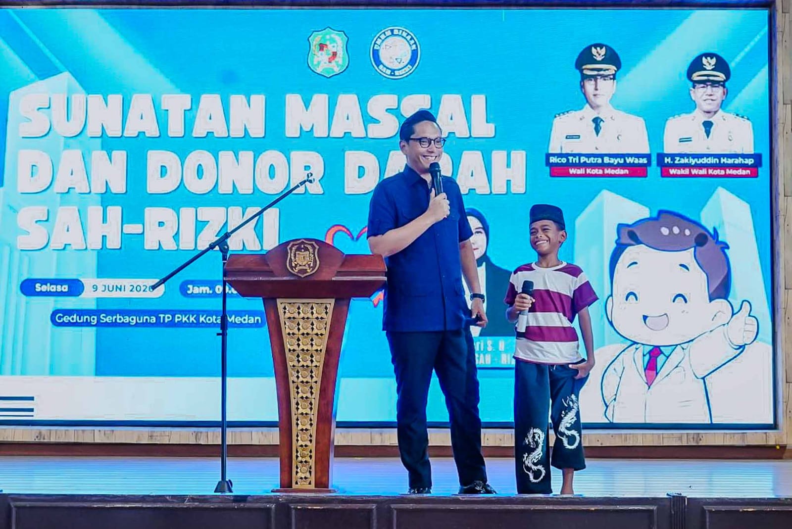 Rico Waas Hibur Peserta Sunat Massal dengan Kuis, Suasana Gedung PKK Medan Penuh Tawa