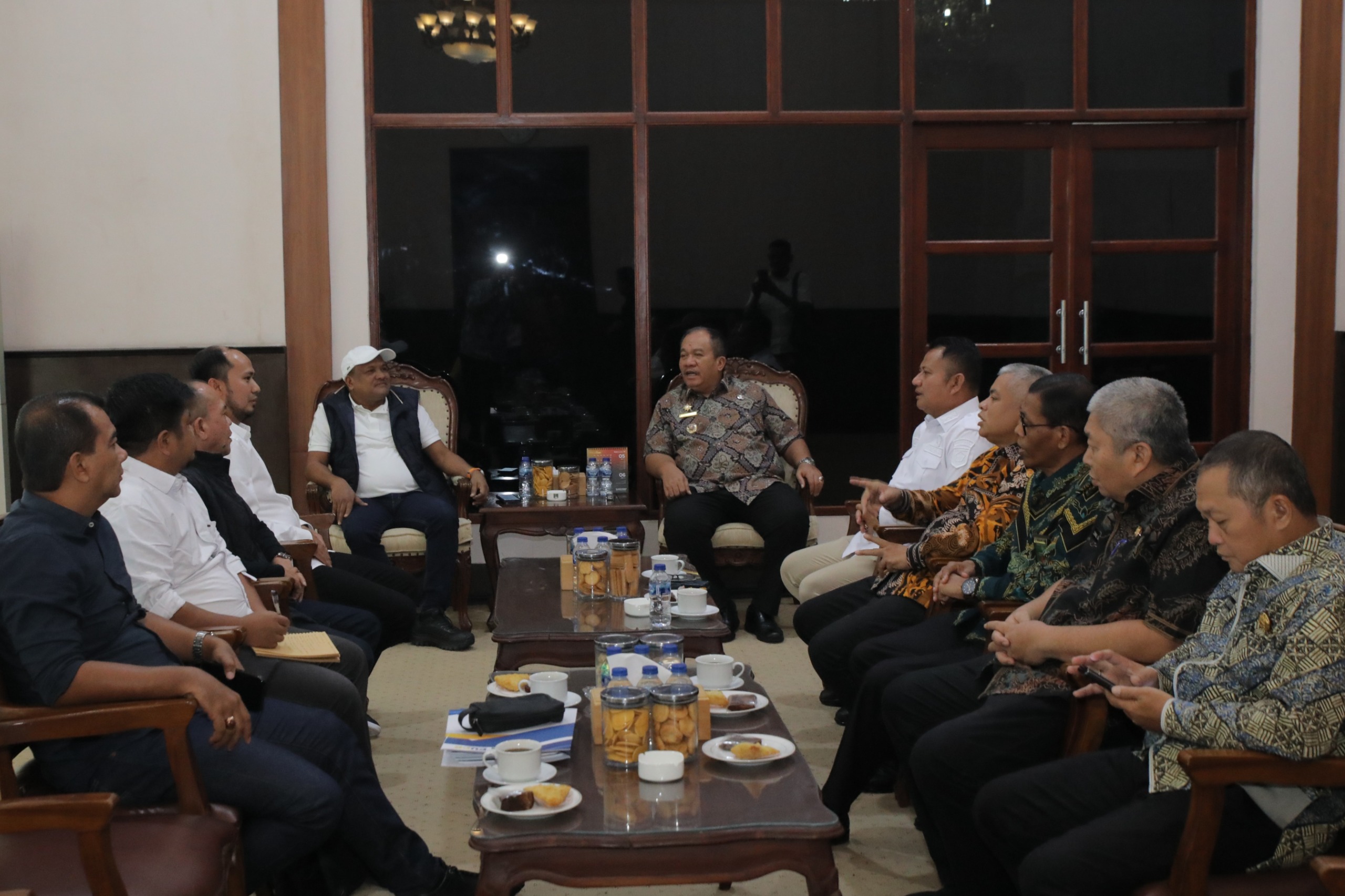 Bupati Asahan Serahkan Bantuan Keuangan Rp30 Miliar untuk Percepatan Rehabilitasi Pascabencana di Kabupaten Bireuen