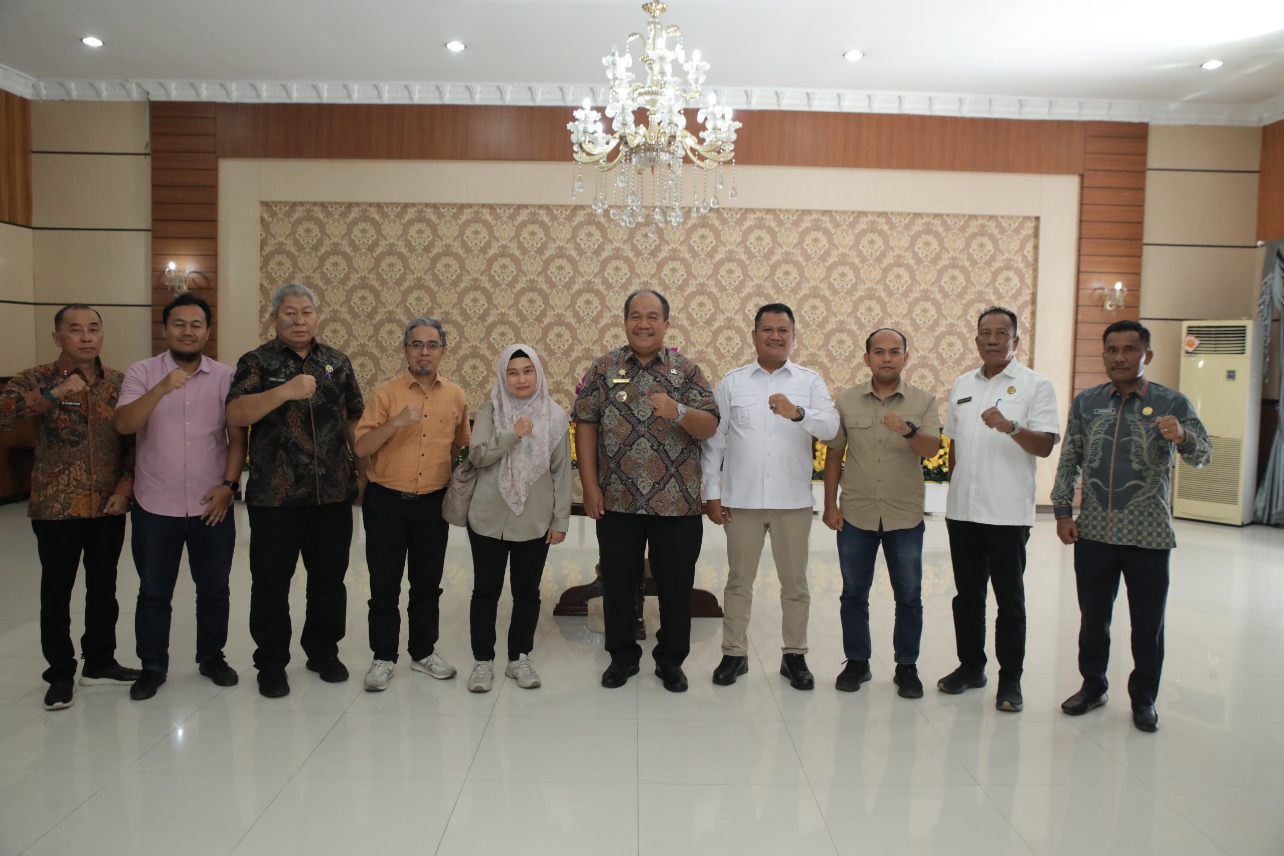 Bupati Asahan Terima Kunjungan PLN UP3 Rantau Prapat, Bahas Pembangunan Jaringan Listrik di Dusun VIII Desa Pertahanan