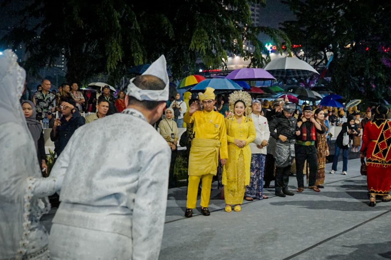 Diguyur Hujan, Ribuan Warga dan Delegasi 98 Kota Tetap Bertahan Saksikan Karnaval Nusantara APEKSI 2026 di Medan