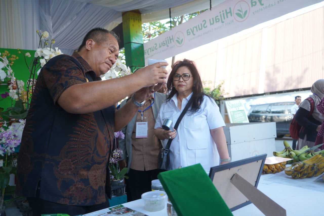 Ketua Tim Komisi VII DPR RI dan Gubernur Sumut Kunjungi Paviliun Asahan di PRSU 2026, Sepatu Bunut Jadi Sorotan