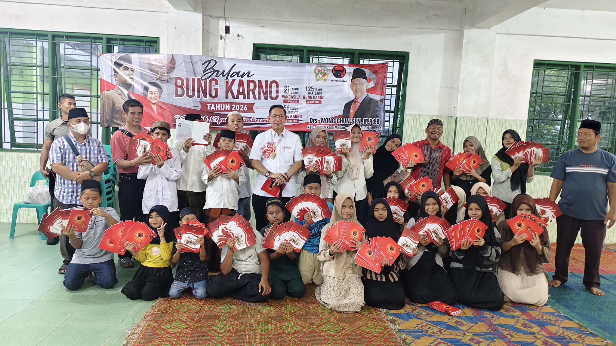 Maknai Bulan Bung Karno, Ketua DPRD Medan Wong Chun Sen Bagikan Ratusan Buku Tulis kepada Anak Yatim di Panti Asuhan Al Washliyah