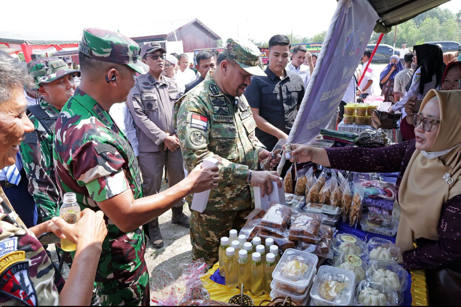 Bupati Batu Bara dan Danrem 022/PT Tinjau Stand Pelayanan TMMD ke-129, Serahkan Bantuan untuk Warga dan Anak Stunting