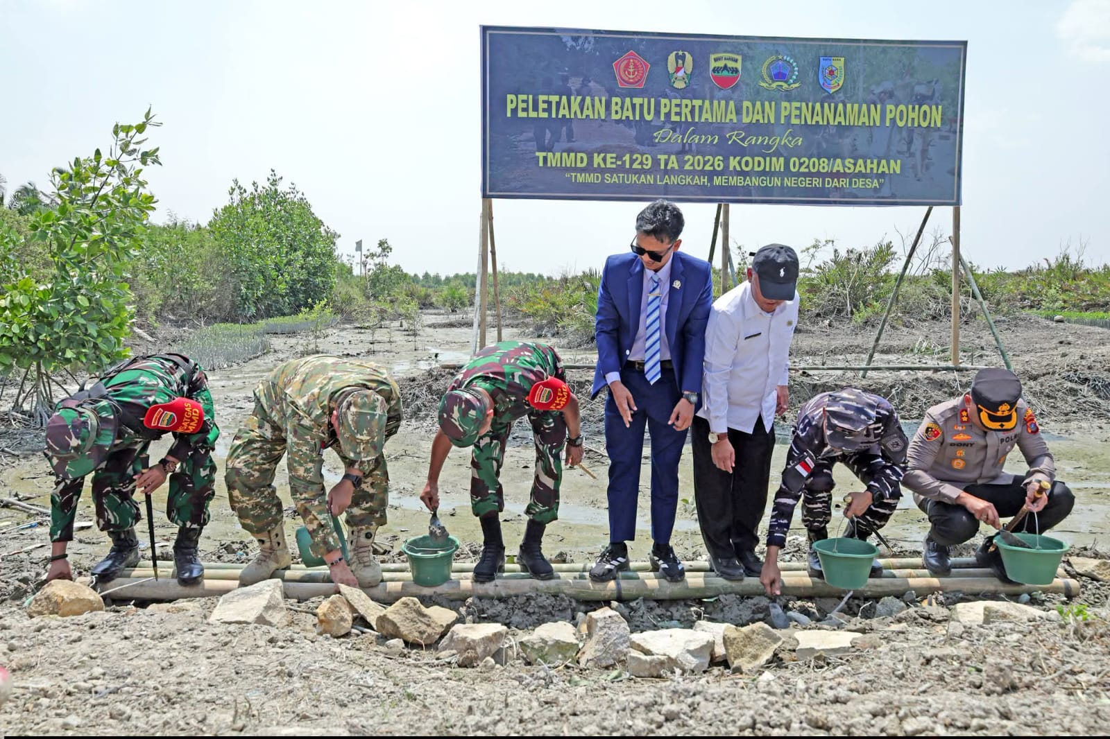Bupati Batu Bara dan Danrem 022/PT Letakkan Batu Pertama Pembangunan Turap, TMMD ke-129 Targetkan Tanam 1.000 Pohon