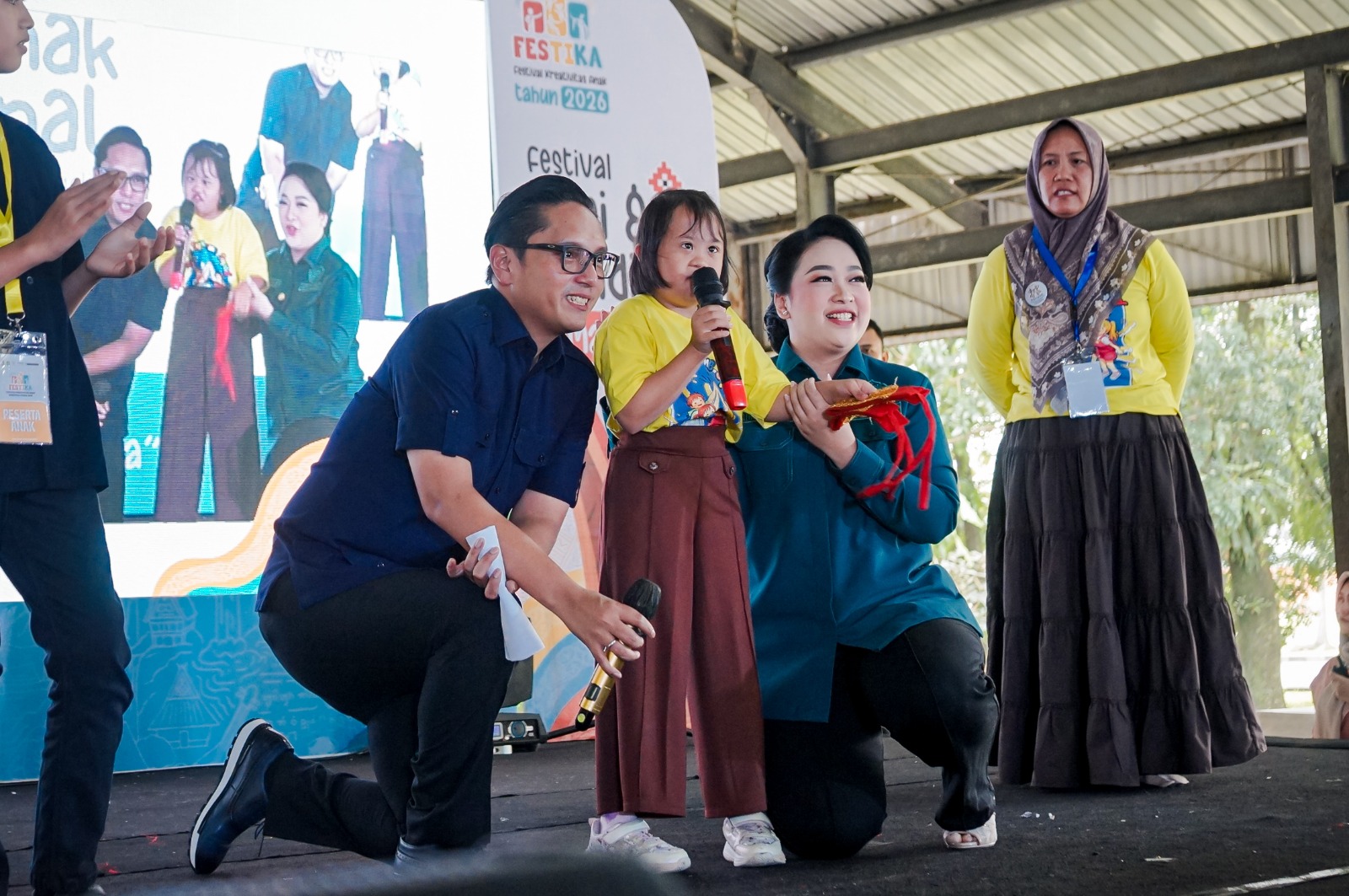 Rico Waas Ajak Kiran Penyandang Down Syndrome Naik Panggung, Momen Haru Warnai HAN 2026 di Medan