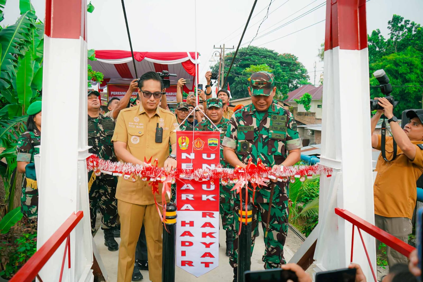 Pangdam I/BB dan Rico Waas Resmikan Jembatan Perintis Garuda, Warga Tak Lagi Menyeberang Lewat Pipa