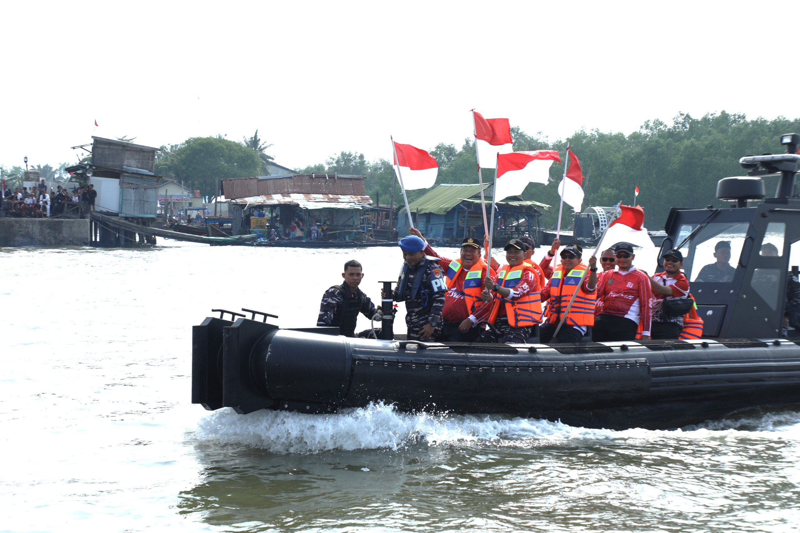 Bupati Asahan Kibarkan Bendera Merah Putih Raksasa di Muara Selat Malaka