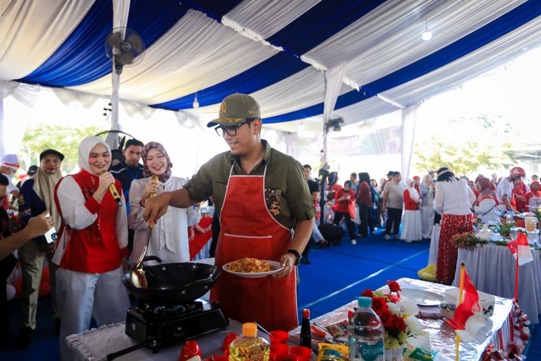 Semarak Korpri Gebyar Kemerdekaan RI, Rico Waas dan Zakiyuddin Ikut Lomba Masak Nasi Goreng
