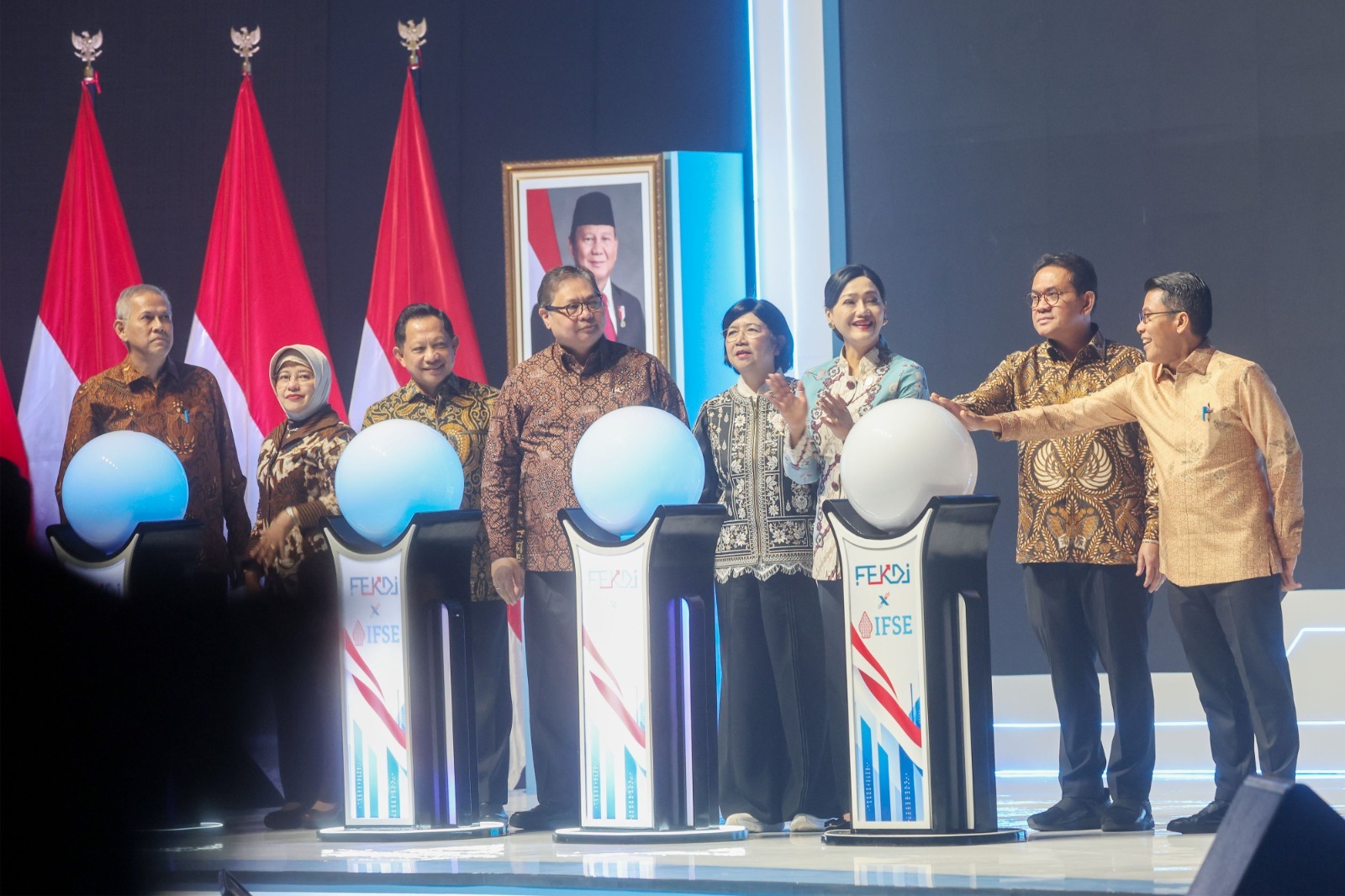 Gubernur BI Destry Damayanti Coba Langsung QRESTO di Booth Pemkot Medan pada FEKDI 2026
