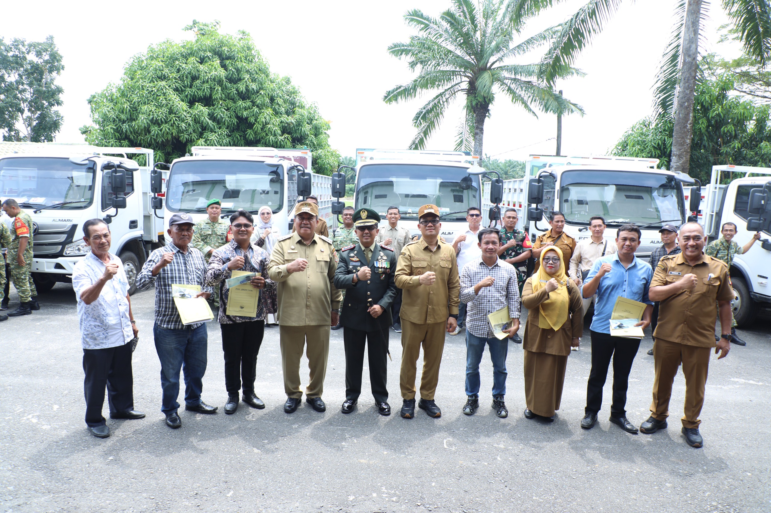 Bupati Asahan Serahkan 27 Truk untuk KDMP