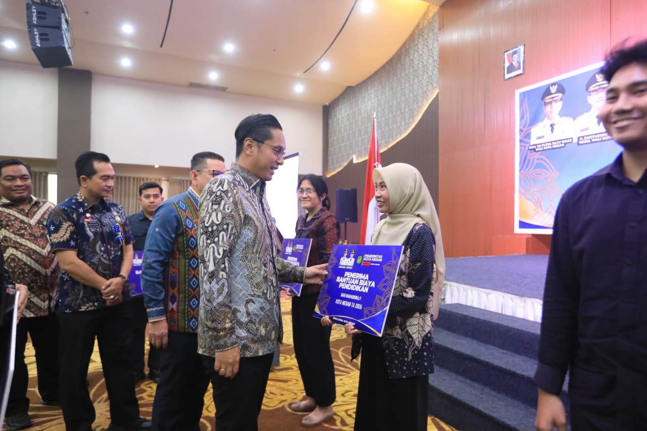 Rico Waas Serahkan Bantuan Pendidikan untuk 214 Mahasiswa Medan